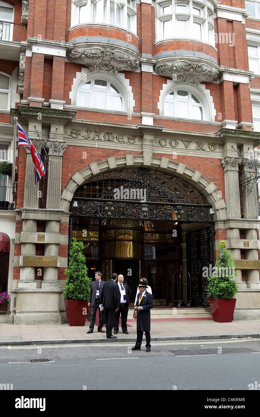 THE CROWNE PLAZA LONDON-ST JAMES HOTEL, situated close to Victoria and Buckingham Palace it retains a 4 * status. Stock Photo