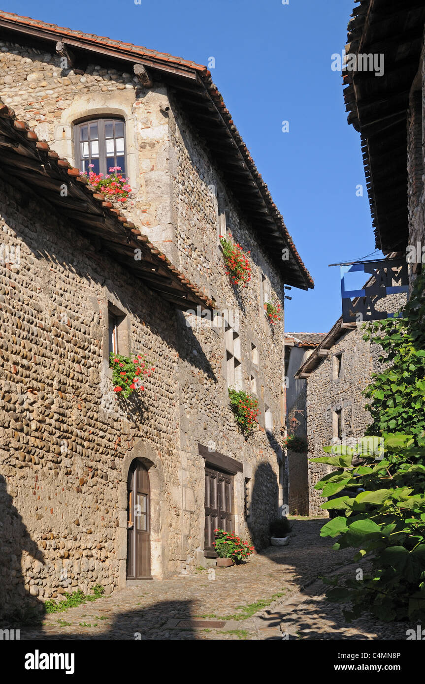 Old stone buildings hi-res stock photography and images - Alamy