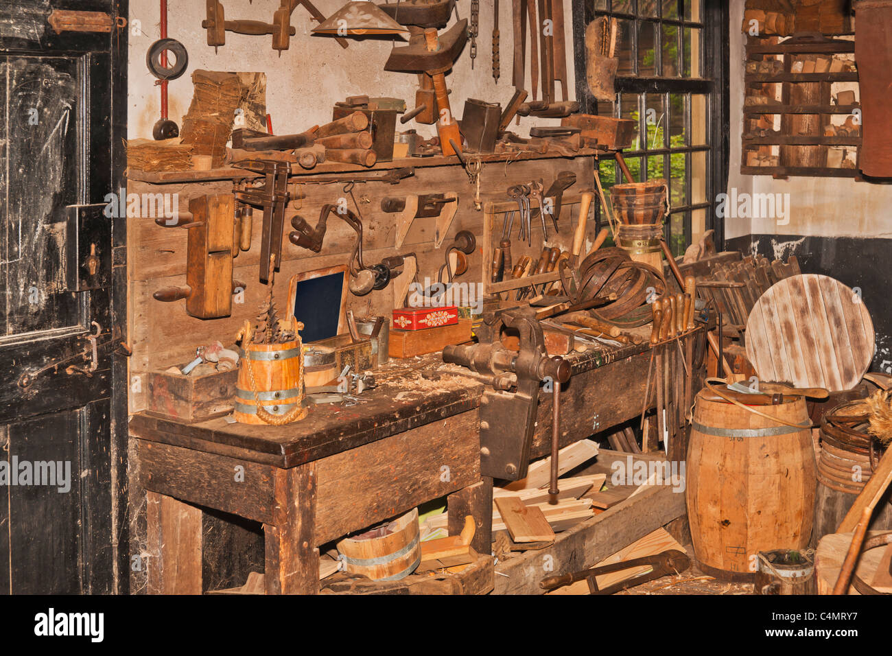 Alte Werkstatt zur Holzbearbeitung und zur Herstellung von Fässern | Old workshop for woodworking and a manufacture of barrels Stock Photo