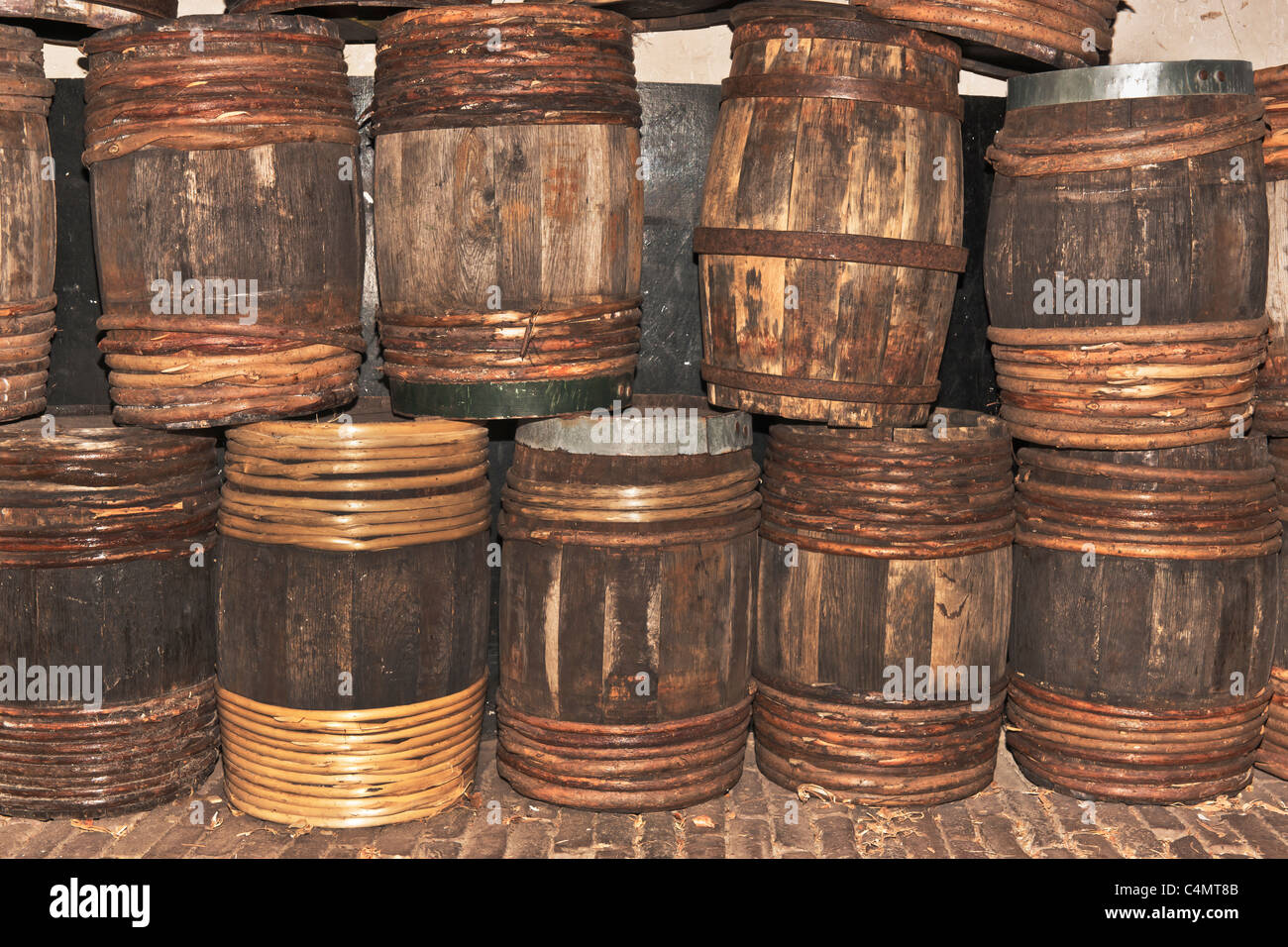 Viele verschiedene Fässer aus Holz liegen nebeneinander | Many different wooden barrels are next to each other Stock Photo
