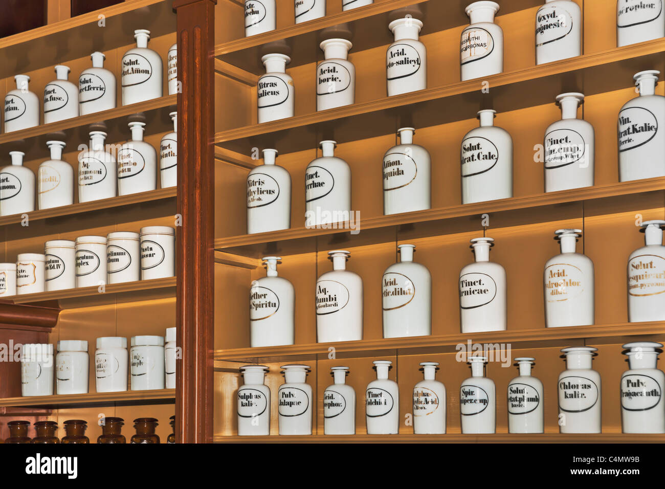 Viele Apothekerflaschen stehen im Regal einer alten Apotheke | Many pharmacists bottles on the shelf of an old pharmacy Stock Photo