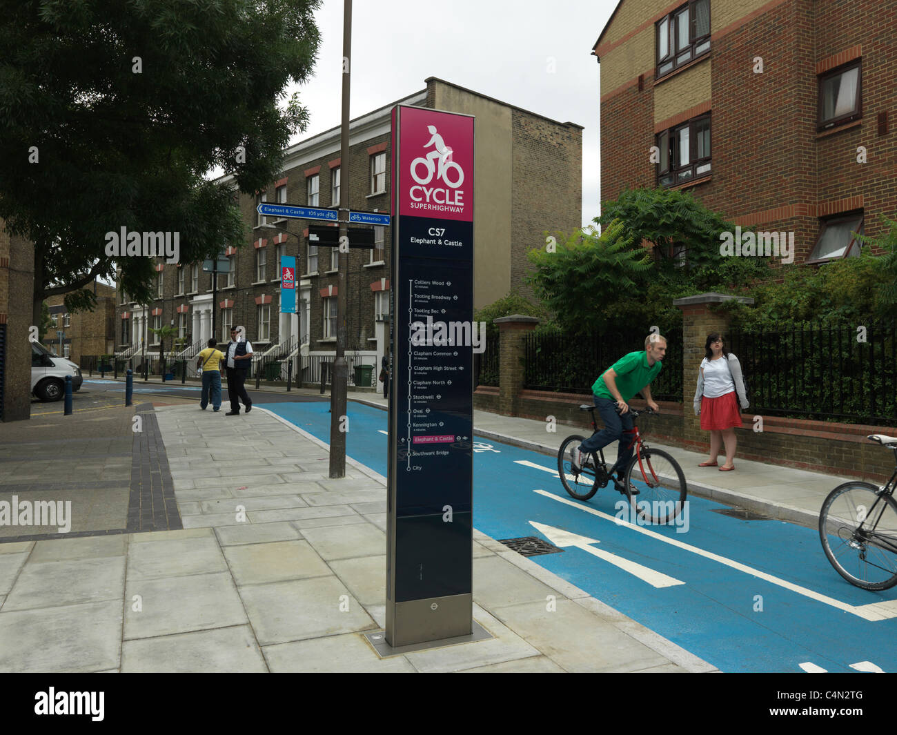 london-england-elephant-and-castle-people-cycling-on-the-cycle-superhighway-C4N2TG.jpg