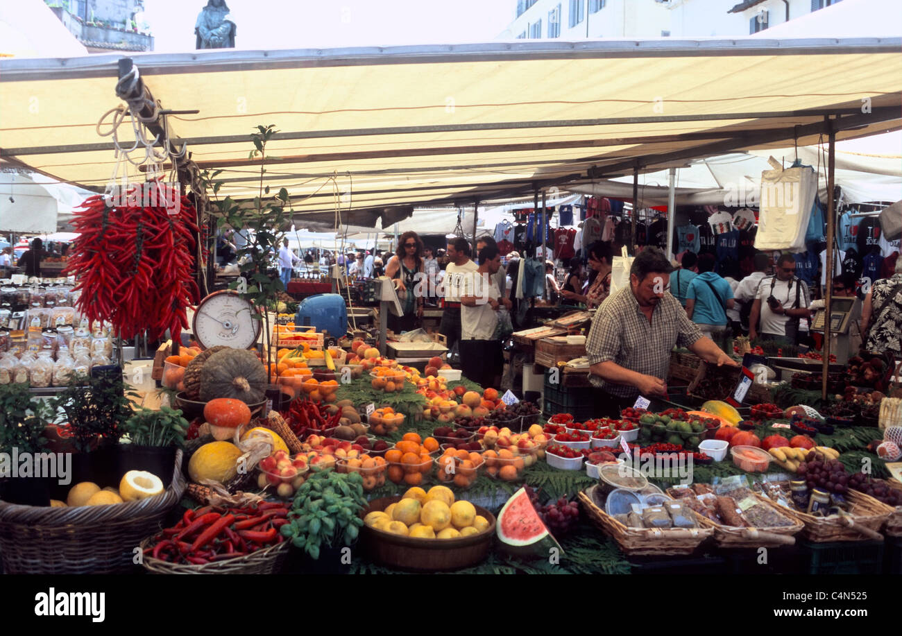 fruit-and-vegetable-stall-during-market-hours-at-campo-dei-fiori-rome