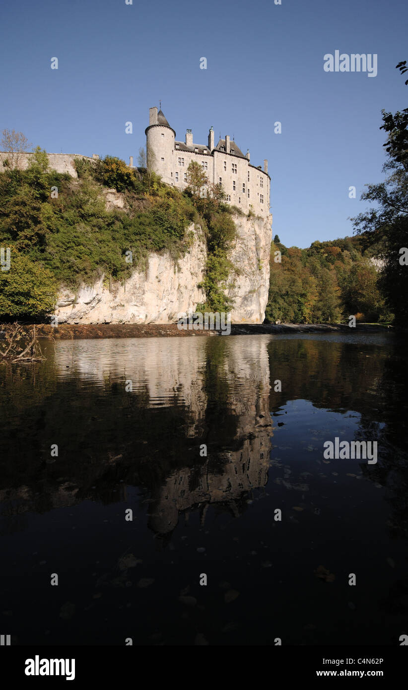 Schloss Walzin auf einem Felsen oberhalb der Lesse. Stock Photo