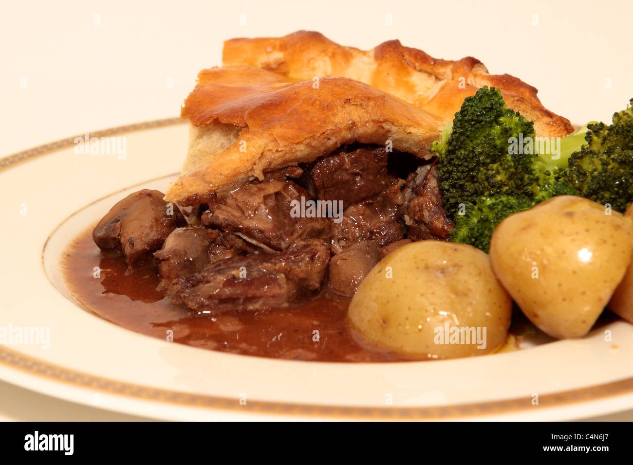 Beef and mushroom pie hi-res stock photography and images - Alamy