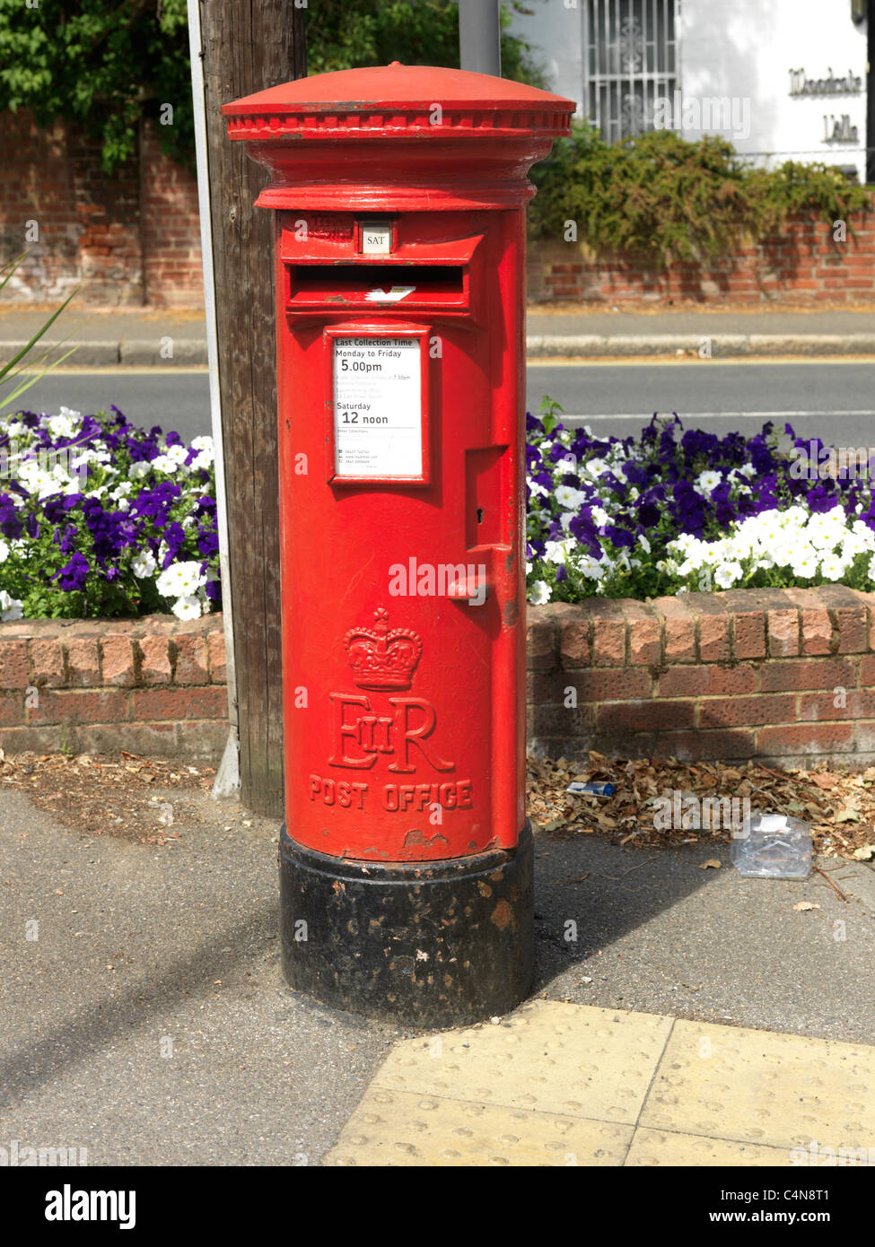 Post Box With ER (Elizabeth Regina II) Cypher By Flowers England Stock Photo