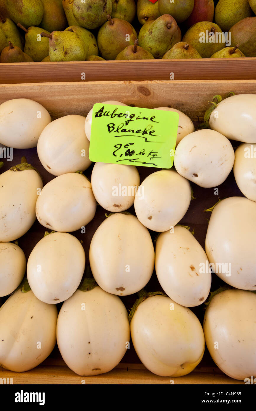White aubergines on sale at food market at Sauveterre-de-Guyenne, Bordeaux, France Stock Photo
