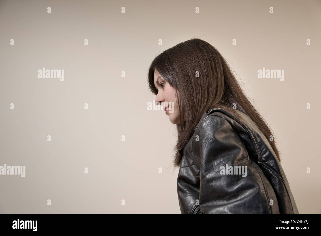 Young woman wearing a leather jacket Stock Photo - Alamy