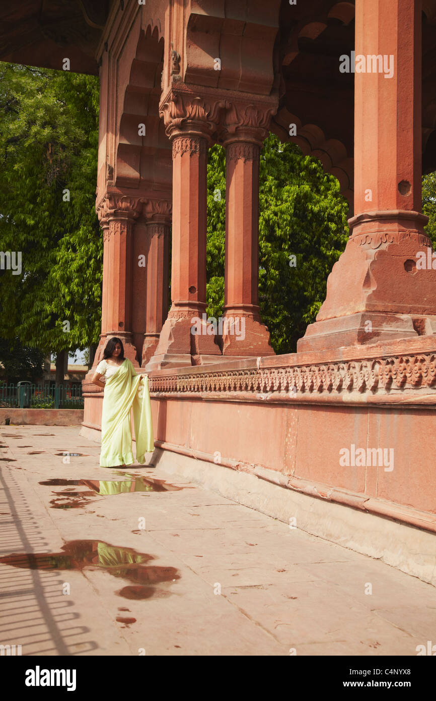 Indian woman in sari walking hi-res stock photography and images - Alamy