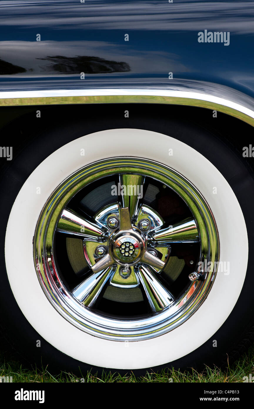 Chrysler 'New Yorker' car wheel. White walled tyre on chrome hub detail Stock Photo