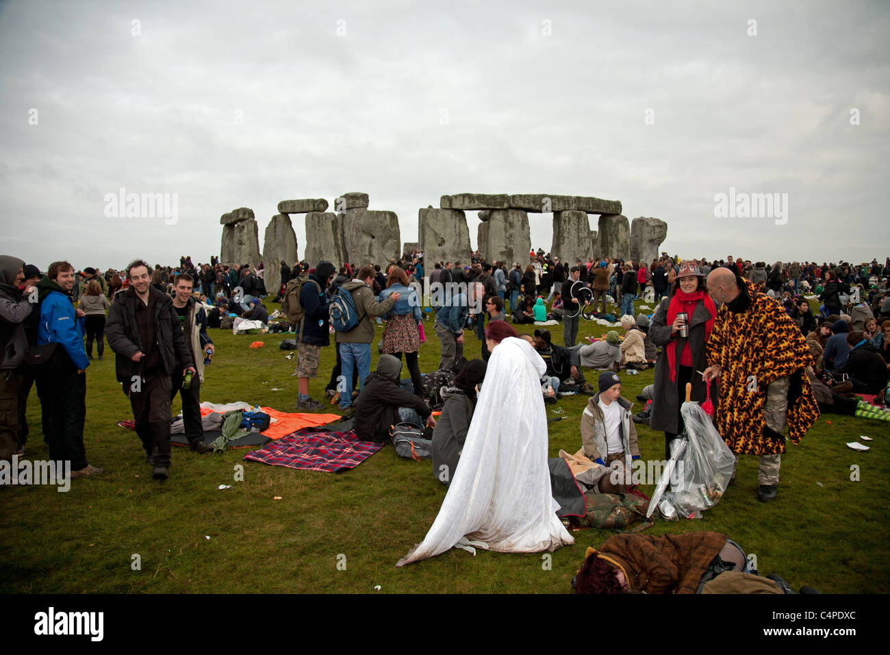 Revelers during the summer solstice at Stonehenge Stock Photo Alamy