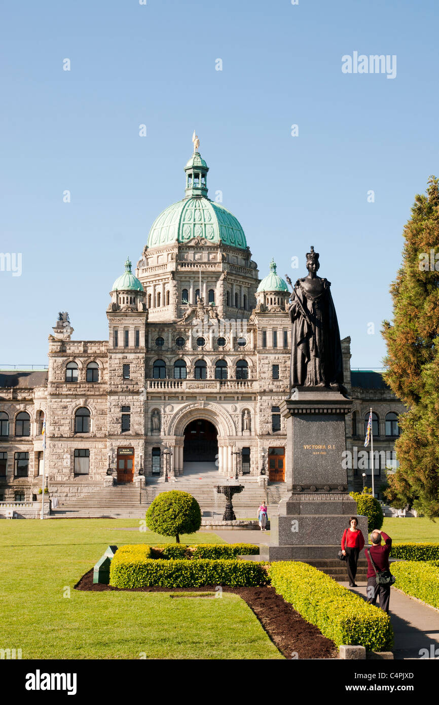 Queen Victoria statue in front of Parliament Buildings. Victoria, Vancouver Island, British Columbia, Canada. Stock Photo