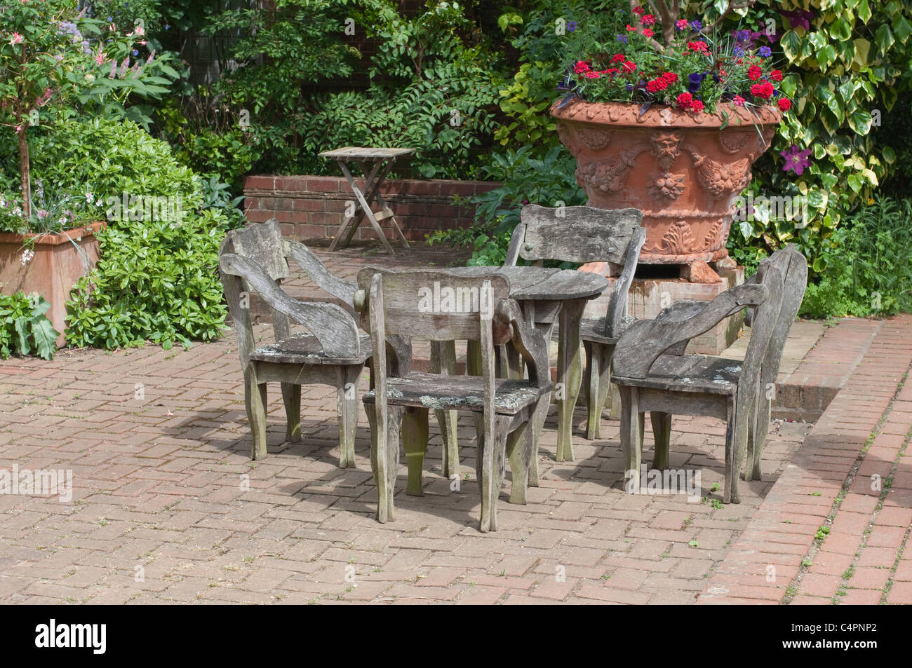 English garden garden table chairs hires stock photography and images Alamy