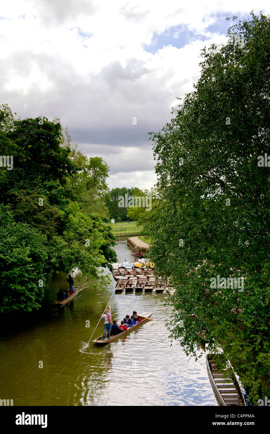 Punts and punting on the River Cherwell near Magdalen Bridge in Oxford; Boote nahe Magdalen Brücke Stock Photo