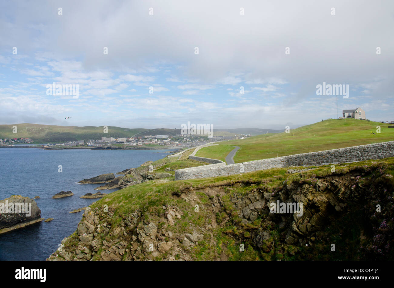 Scotland, Shetland Islands, Mainland, Lerwick. The Knab walking trail, golf course & view of the Clickimin Loch. Stock Photo