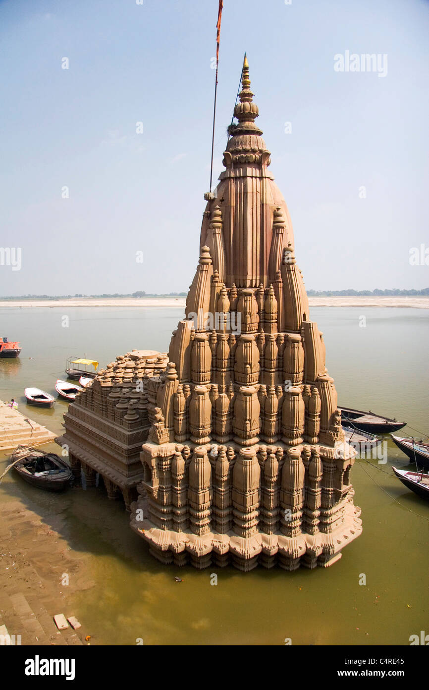 A sinking temple along the Ganges River next to the Manikarnika Ghat, Varanasi, India Stock Photo