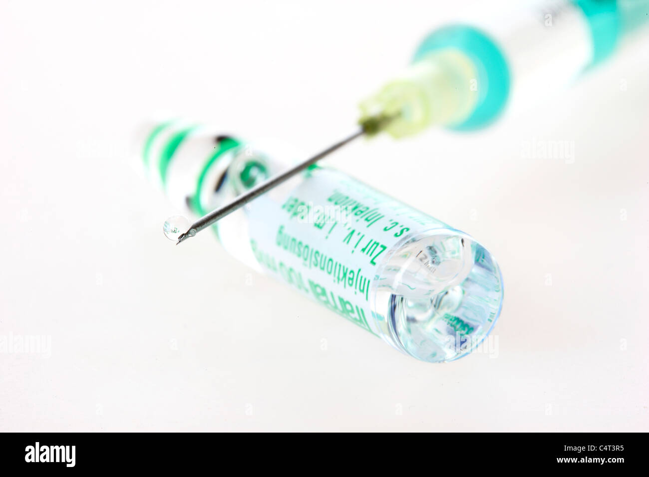 Injection cannula, medical syringe, filling a syringe with a medicament