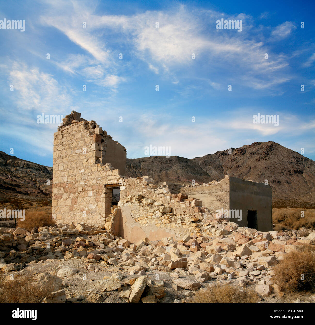 A Crumbling Structure At Rhyolite Nevada, An Abandoned Town Near Death Valley, USA Stock Photo