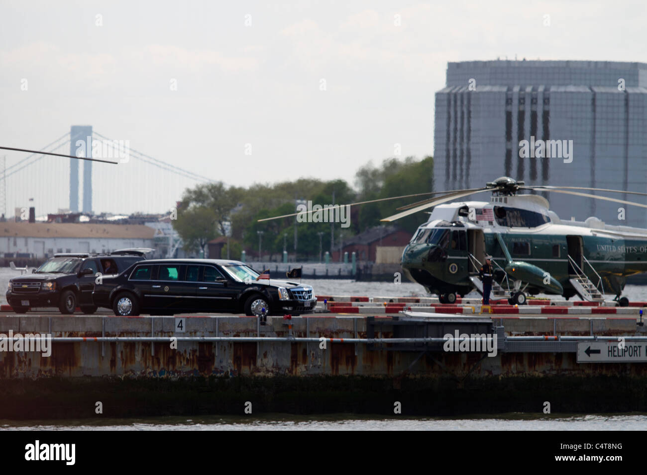 The presidential motorcade arrives at Marine One at a heliport in Lower Manhattan after the President's speech at Ground Zero Stock Photo