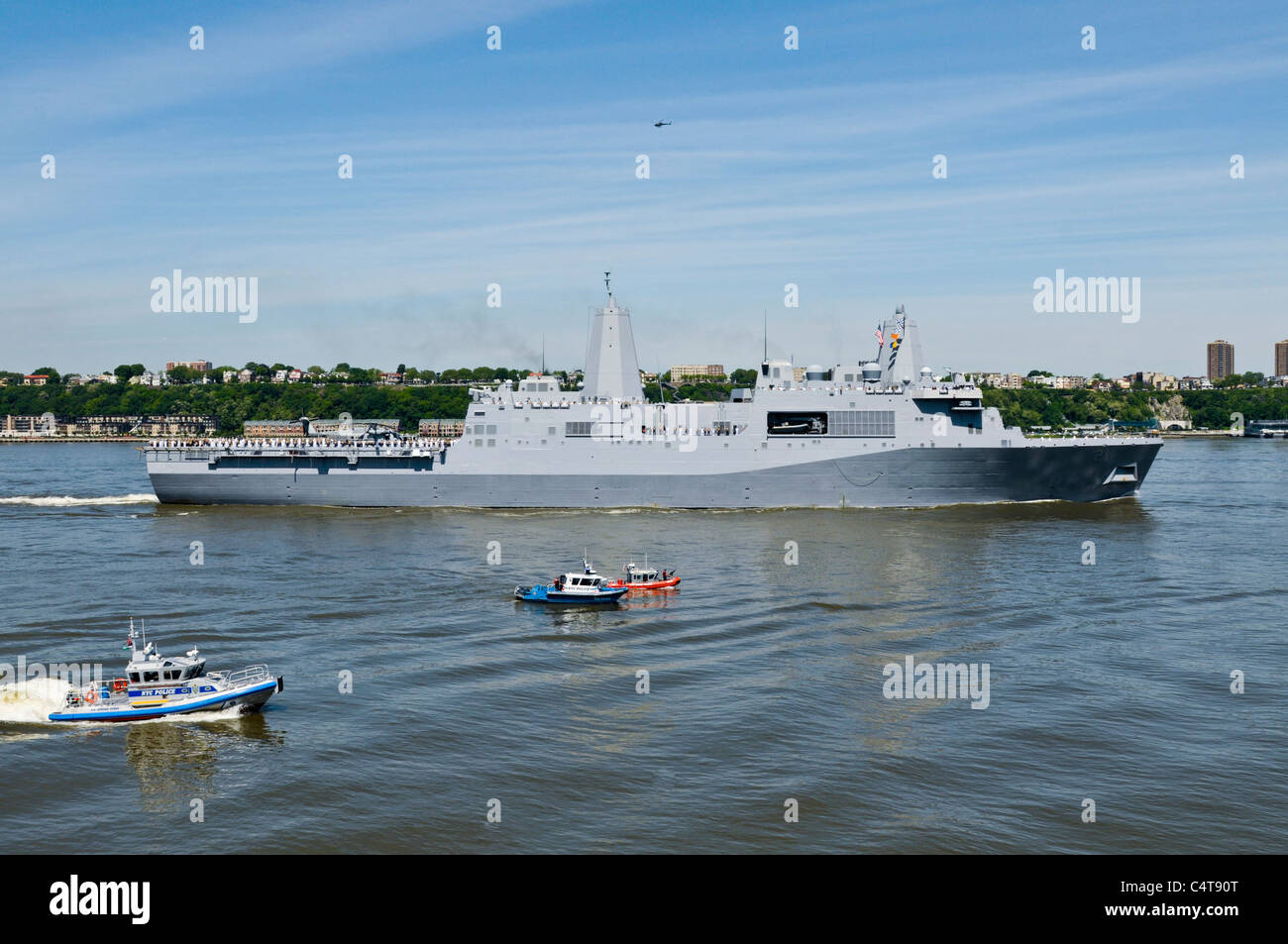 USS New York sailing up the Hudson River accompanied by and NYPD escort at the beginning of Fleet Week 2011 in New York City Stock Photo