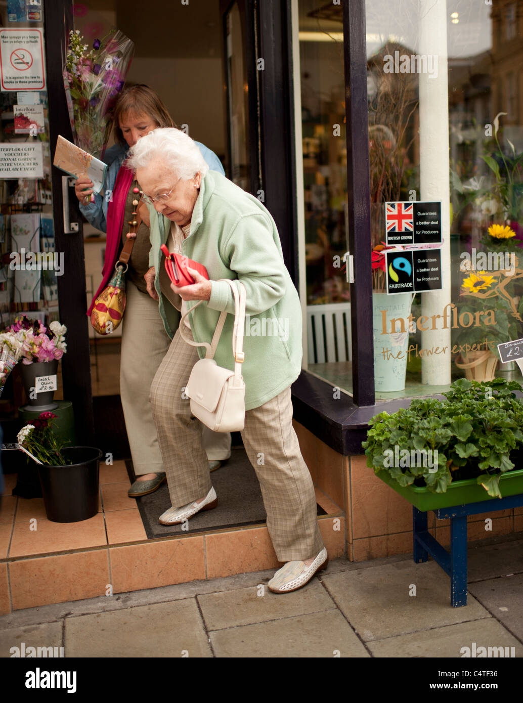 Elderly lady shopping hi res stock photography and images Alamy