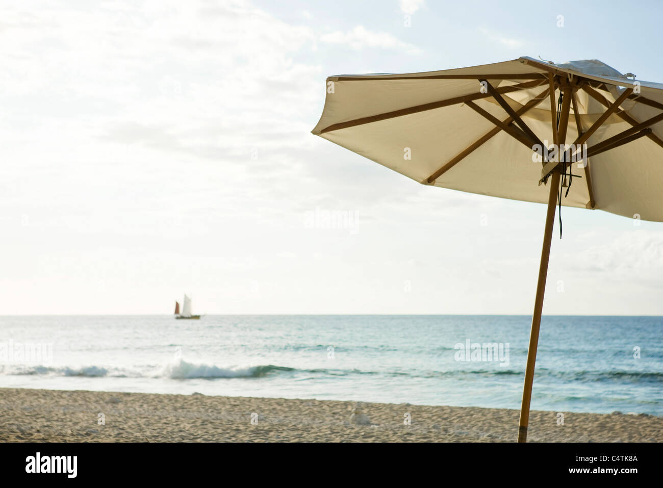 Beach umbrella hires stock photography and images Alamy