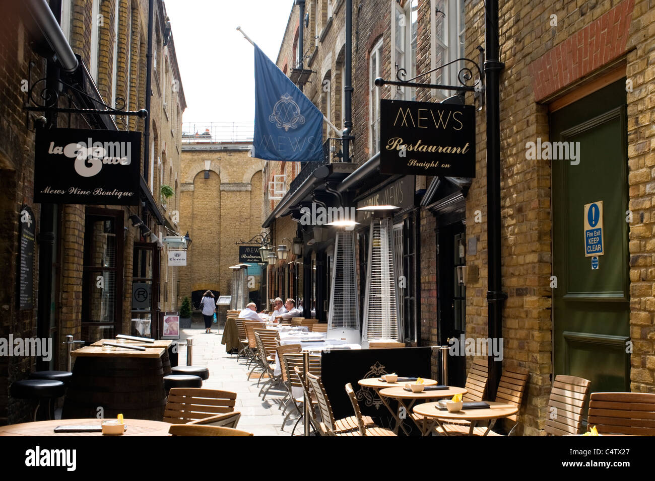 London Mayfair Lancashire Court Mews pavement sidewalk al fresco restaurant diners outside enjoying sun peace yards by Bond Street oasis of calm Stock Photo