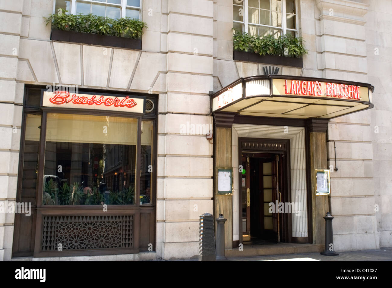 London , Mayfair , the famous celebrity Langan's Brasserie restaurant opened 1976 by Peter Langan & Michael Caine Stock Photo