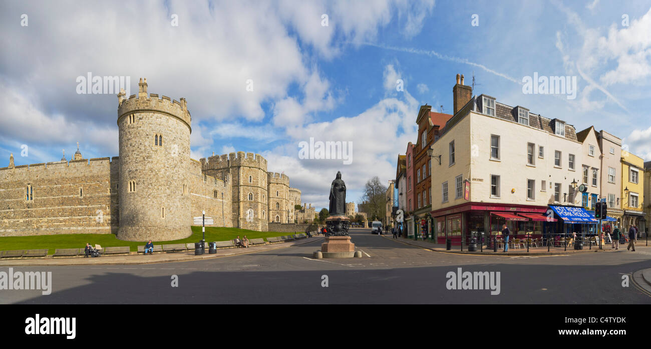 High Street, Thames Street, Windsor Castle and the Statue of Queen Victoria at the background, Windsor, Berkshire, England, UK Stock Photo