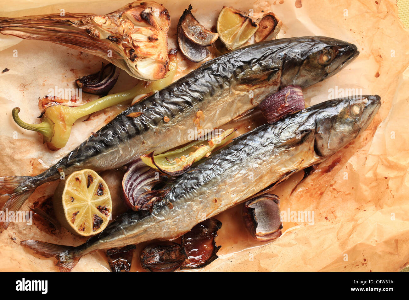 скумбрия арт. скумбрия в духовке на пергаментной бумаге. скумбрия на пергаменте в духовке. скумбрия в пергаменте. скумбрия запеченная в бумаге.