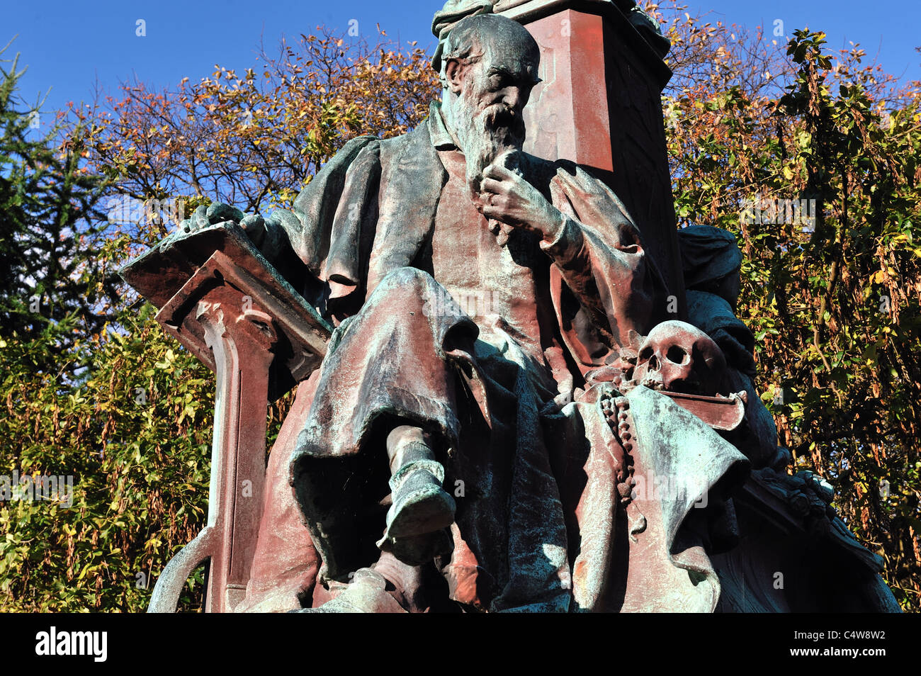 Statue on Kelvin Way Bridge, Kelvingrove Park, Glasgow with the colours complemented by the autumn leaves. Stock Photo