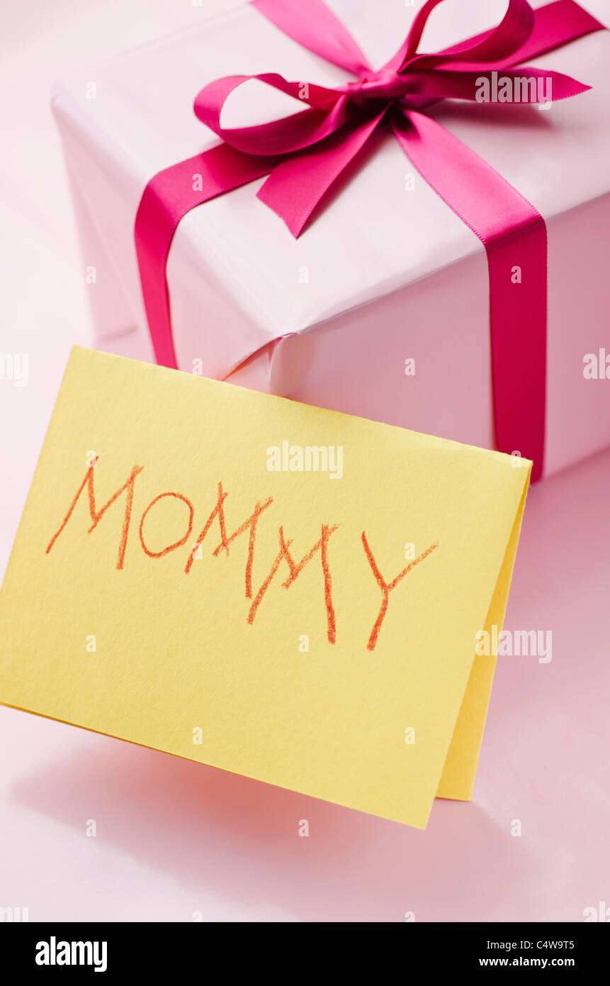 Pink gift box hi-res stock photography and images - Alamy