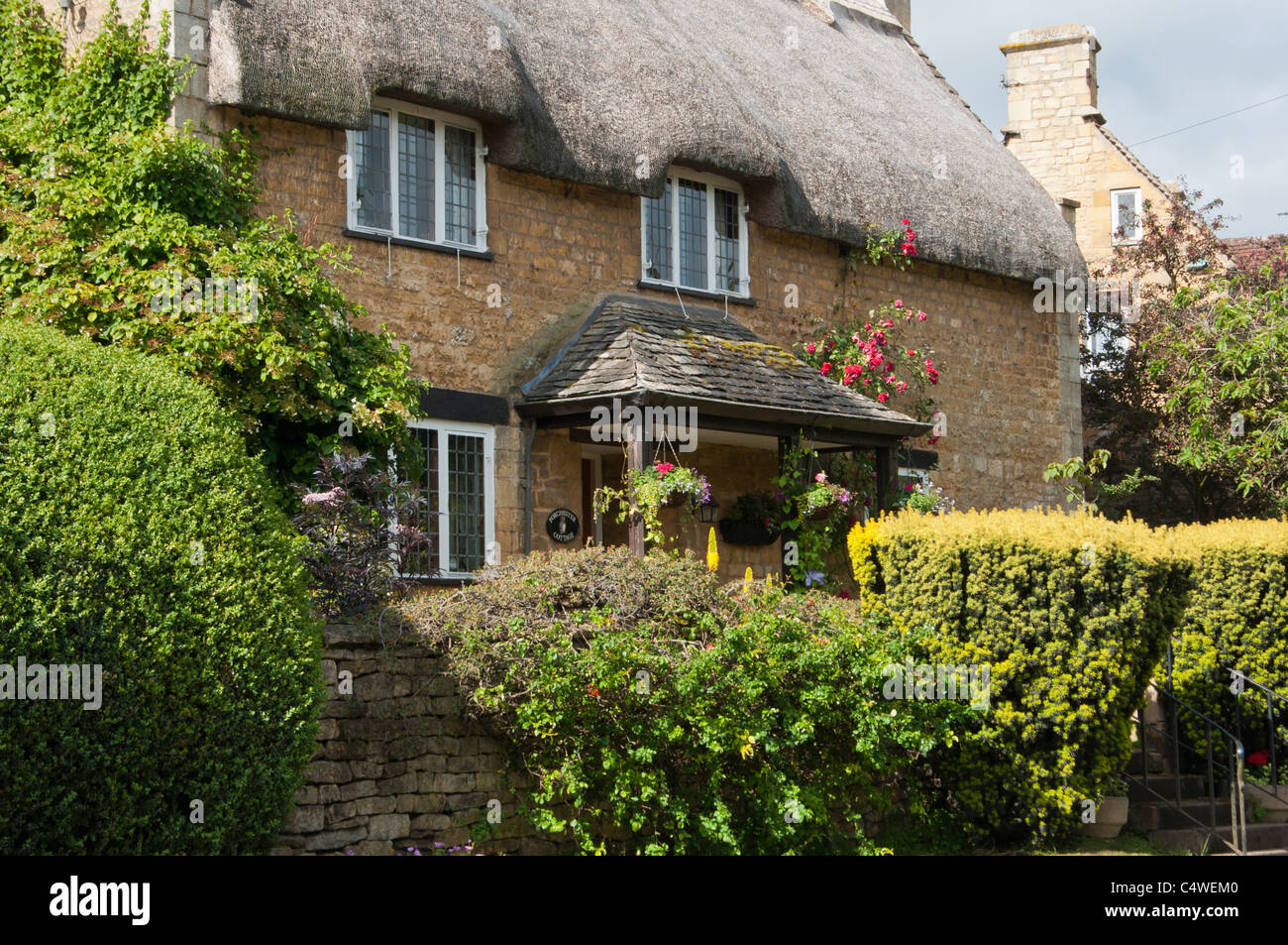 Cotswold thatched cottage in Chipping Campden, Gloucestershire, UK Stock Photo