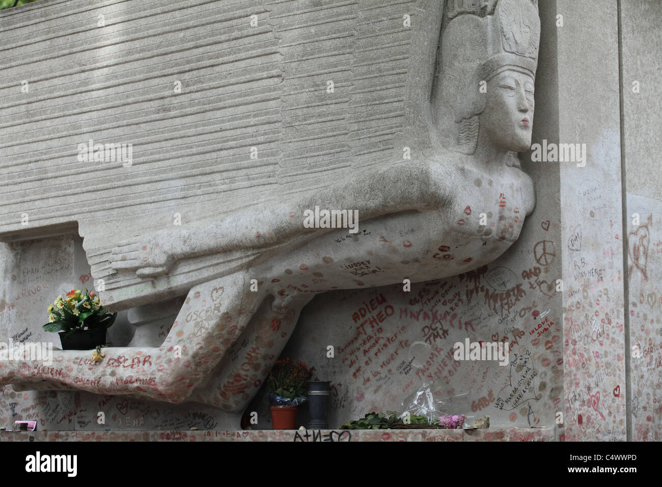 p-re-lachaise-cemetery-oscar-wilde-tomb-stock-photo-alamy