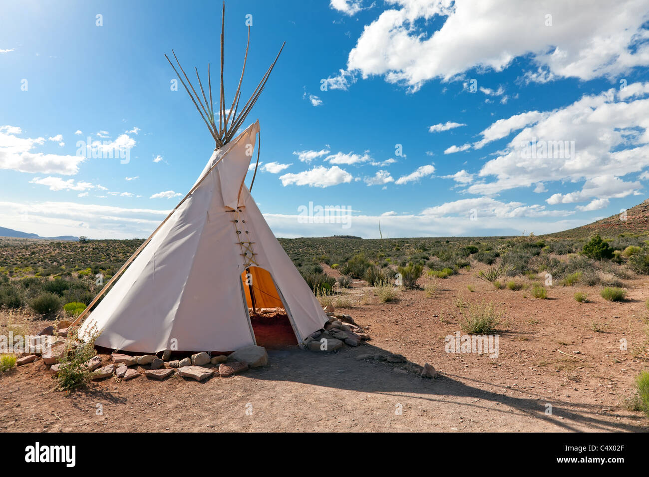 Mantel Frustratie vermomming Teepee in american prairie near Grand Canyon Skywalk build by Hulapai tribe  Stock Photo - Alamy