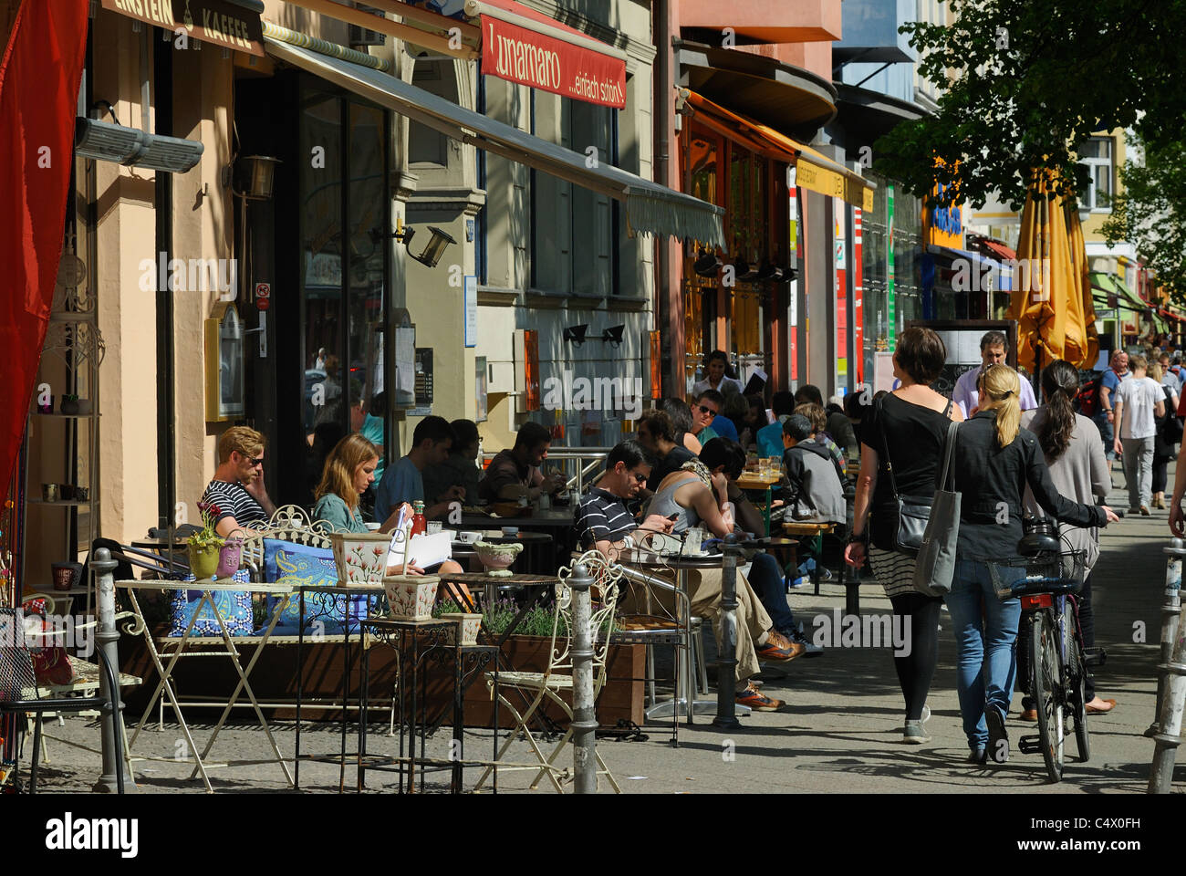 Street cafes, restaurants, shops and pedestrians on Bergmannstrasse, the popular shopping street in Berlin Kreuzberg, Berlin, Ge Stock Photo