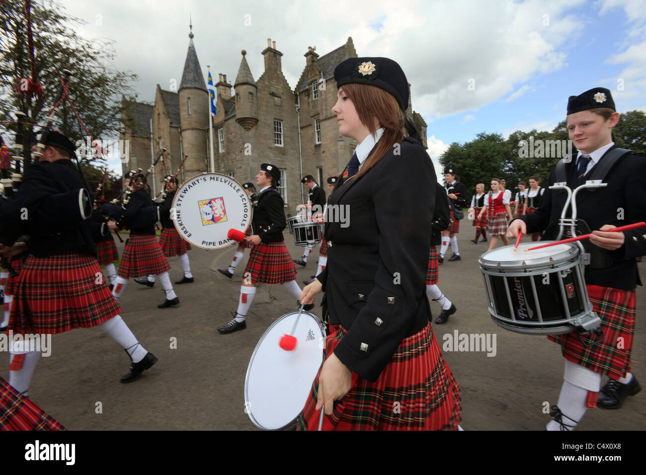 Erskine Stewart's Melville School's pipe band march past the RHASS headquarters building at the Royal Highland Show, Edinburgh Stock Photo