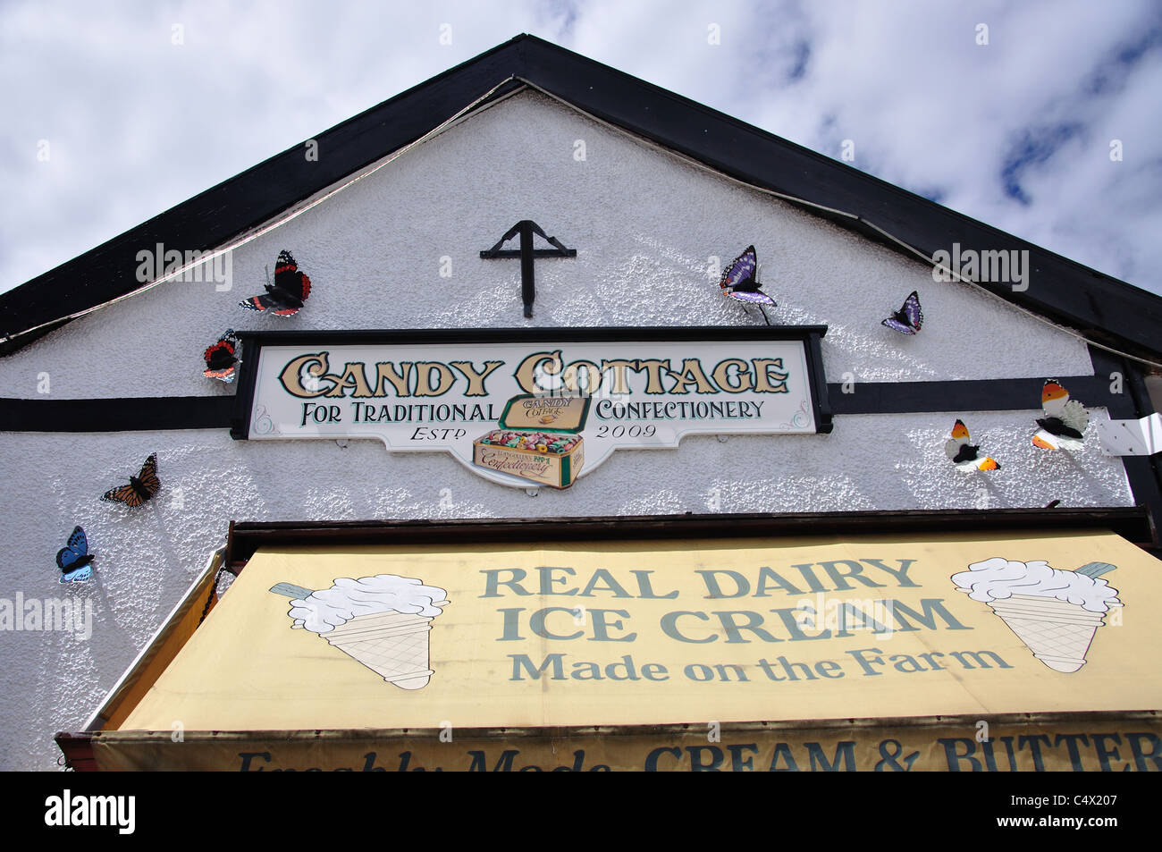 Candy Cottage ice cream store, Castle Street, Llangollen, Denbighshire (Sir Ddinbych), Wales, United Kingdom Stock Photo