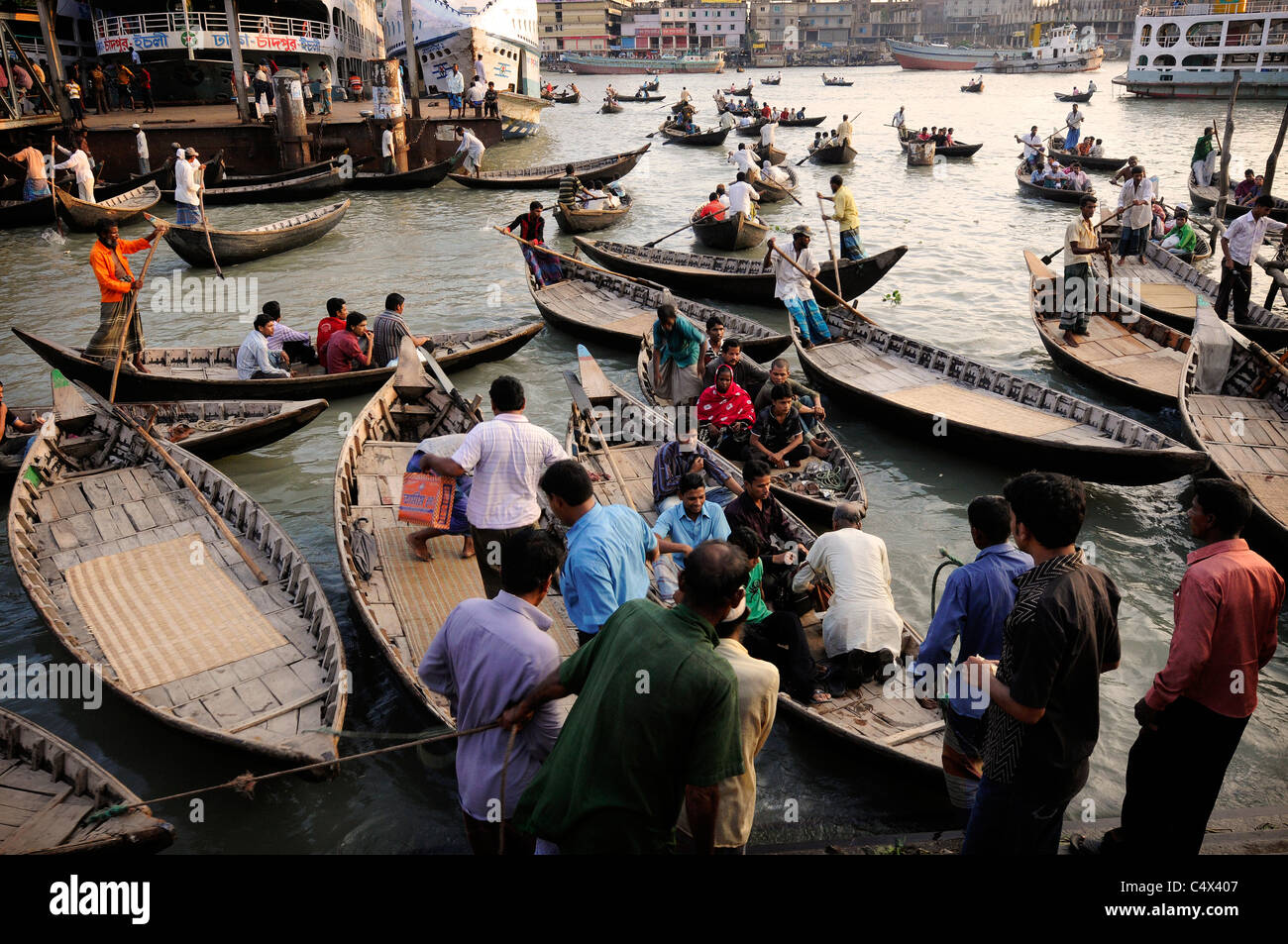 A scene in the port of Sadarghat in Dhaka, Bangladesh Stock Photo - Alamy