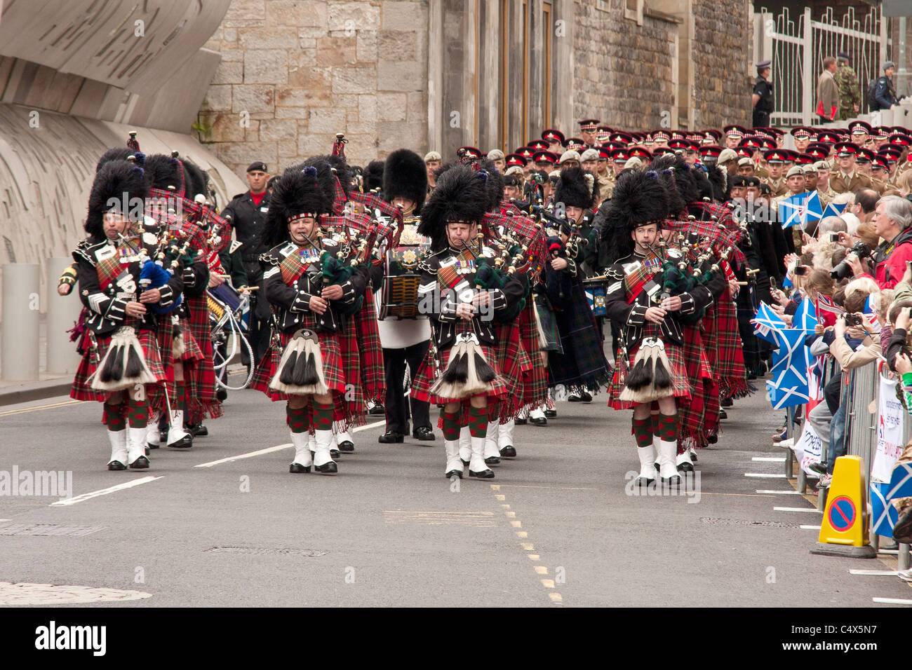 Military Pipe band marching down the Royal Mile Stock Photo Alamy