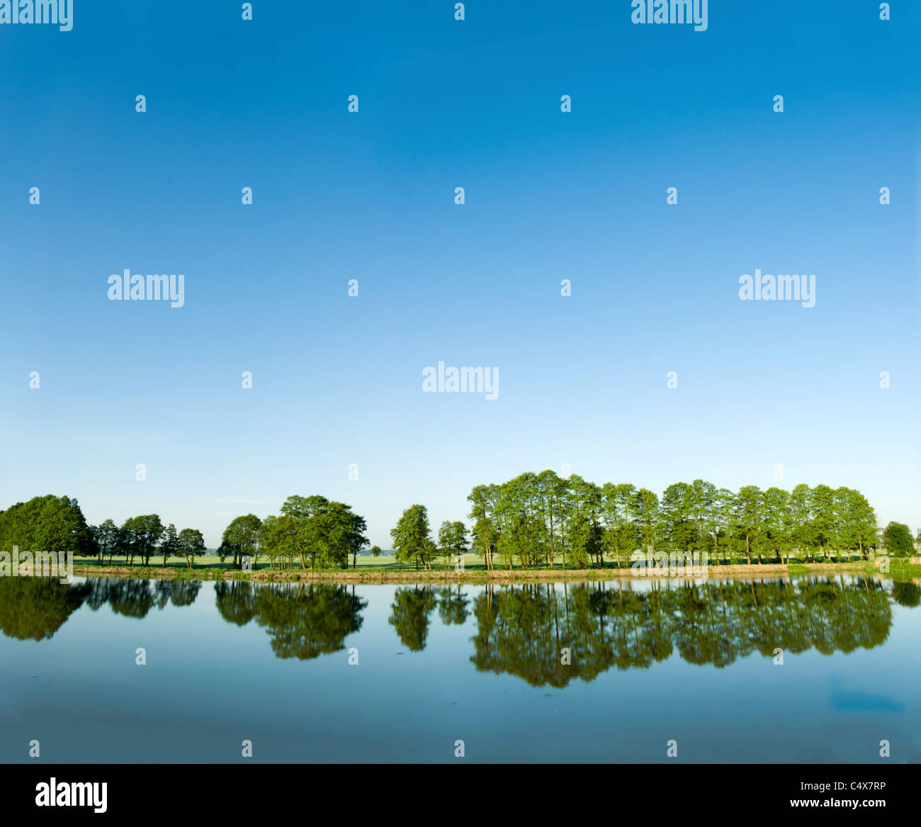 Small pond sky background hi-res stock photography and images - Alamy