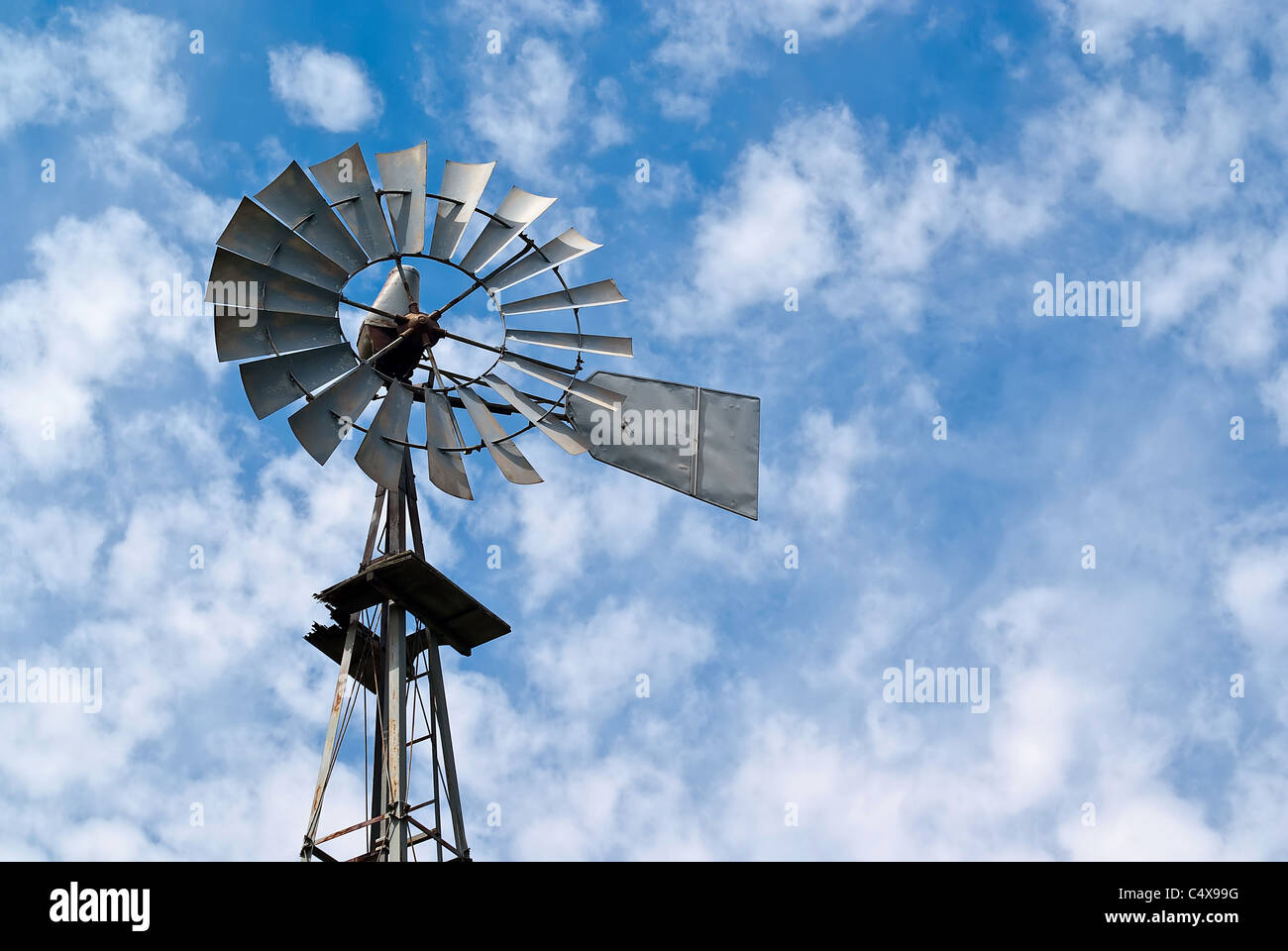 How do old sale fashioned windmills work