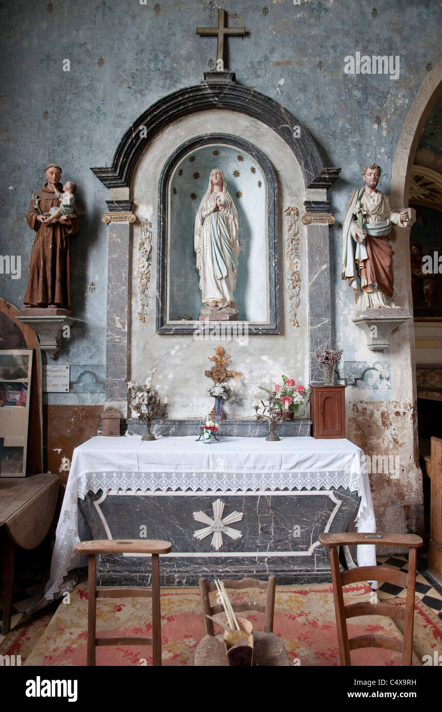 Sainte Vierge Marie dans l'une des chapelles d'une église Blessed Virgin Mary in one of the chapels of the church Stock Photo