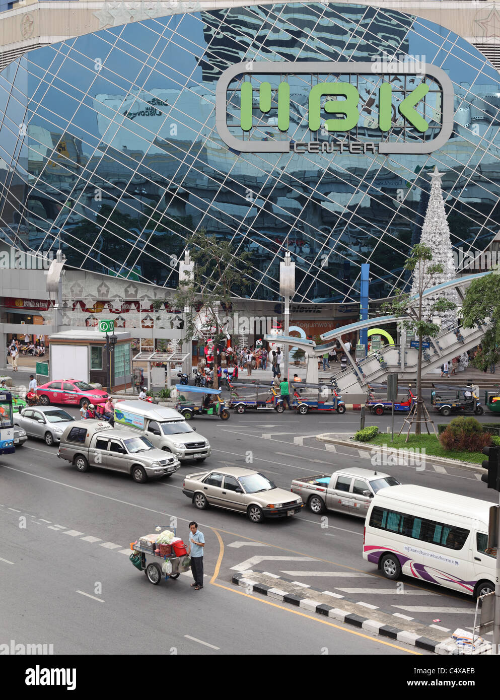 MBK Center, Phaya Thai Road, Bangkok, Thailand, with street vendor and traffic Stock Photo