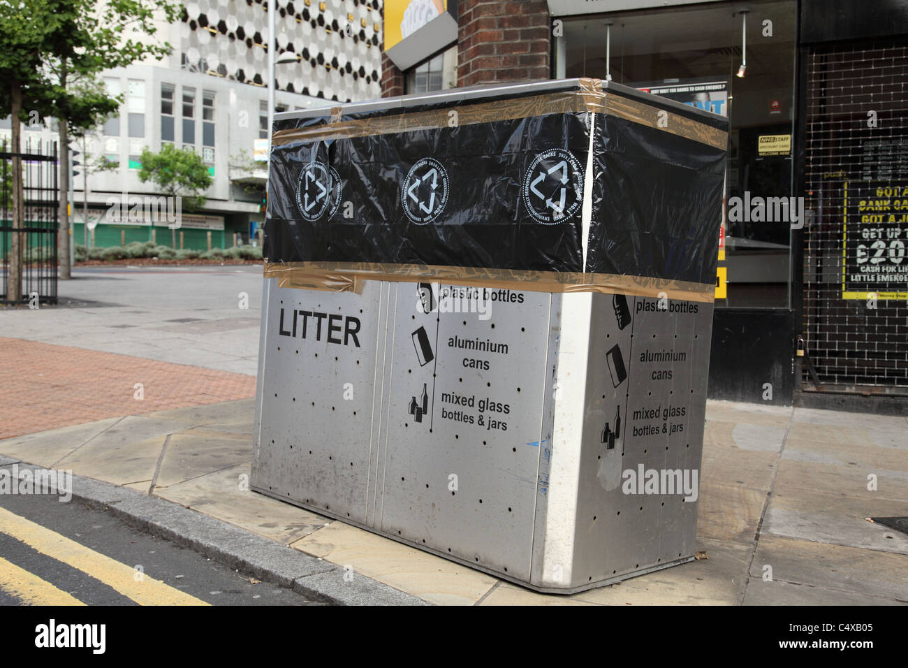 Litter on the street hi-res stock photography and images - Alamy