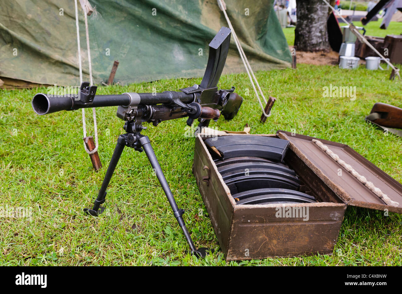 Bren .303 light machine gun with box of NATO standard cartridges Stock Photo