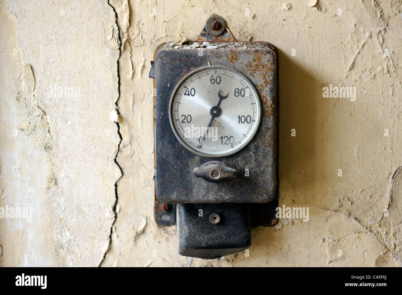 old analogue industrial temperature meter Stock Photo Alamy