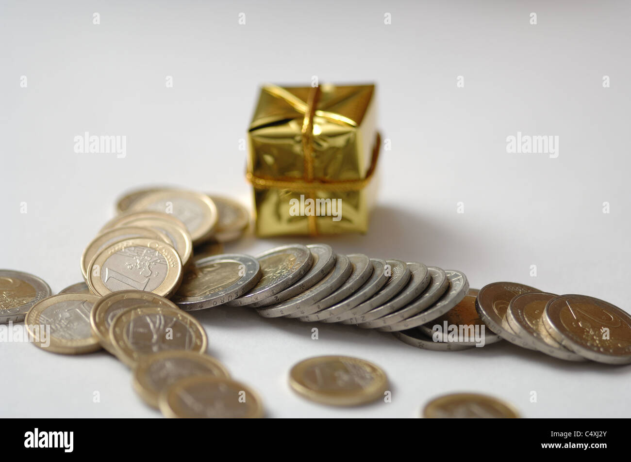 Geschenkanlass (Sammelbegriff), Geschenk, Paket, Gold (Farbe), klein, teuer, Münzgeld, mehrere, Symbol Stock Photo