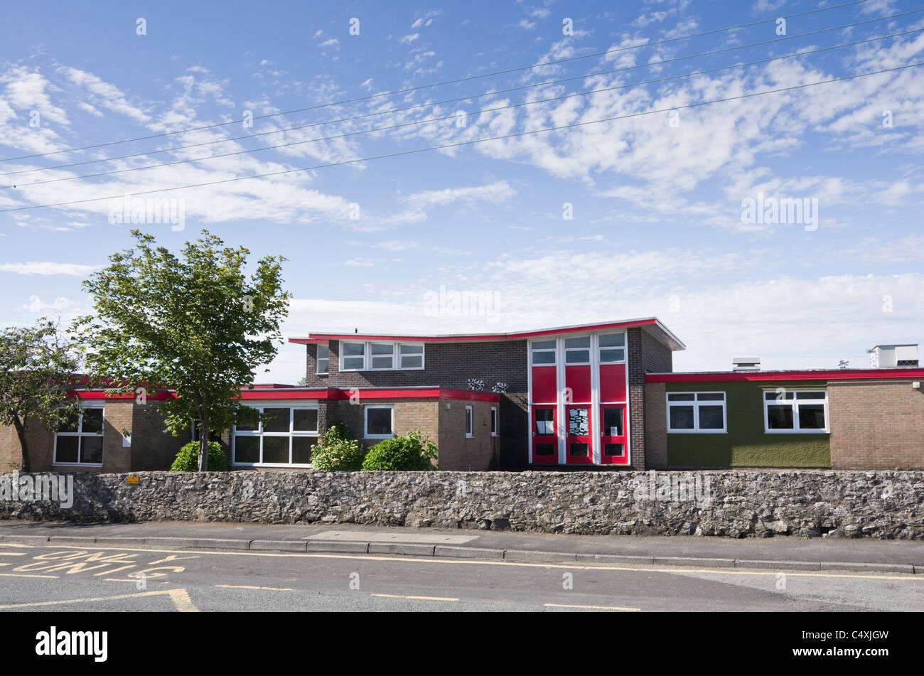 Ysgol Goronwy Owen Primary school building front entrance for infants and juniors. Benllech, Tyn-y-Gongl, Isle of Anglesey, North Wales, UK Stock Photo