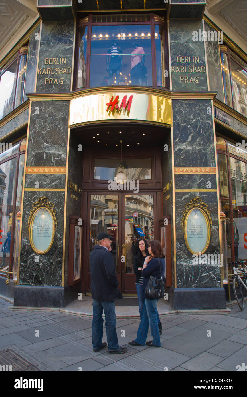 People standing in front of H&M clothing store am Graben street Innere  Stadt central Vienna Austria Europe Stock Photo - Alamy